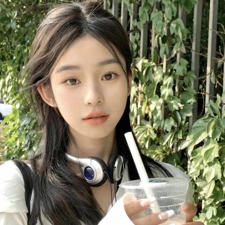 戴脚镣的女孩